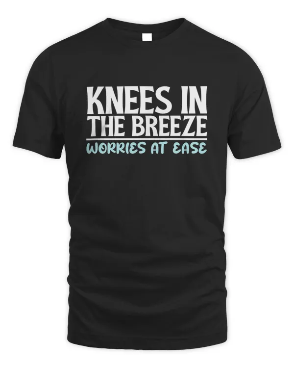 Knees in the breeze, worries at ease Men’s T-Shirt